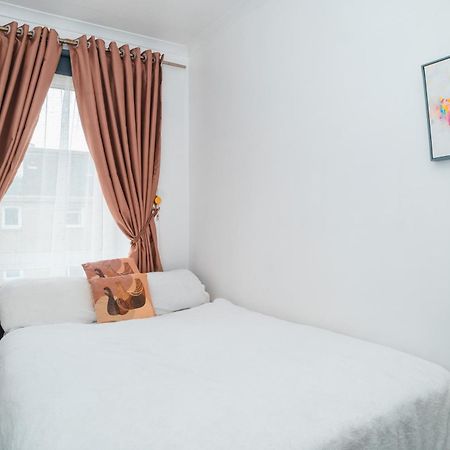 Entire Fabulous 2Bedroom First Floor Flat Located Within Close Proximity To City Centre & University Of Aberdeen With Private Parking Exterior photo