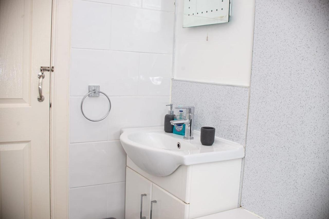Entire Fabulous 2Bedroom First Floor Flat Located Within Close Proximity To City Centre & University Of Aberdeen With Private Parking Exterior photo