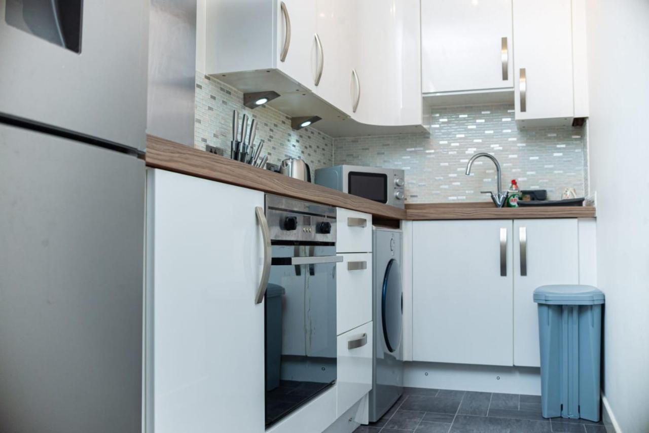 Entire Fabulous 2Bedroom First Floor Flat Located Within Close Proximity To City Centre & University Of Aberdeen With Private Parking Exterior photo
