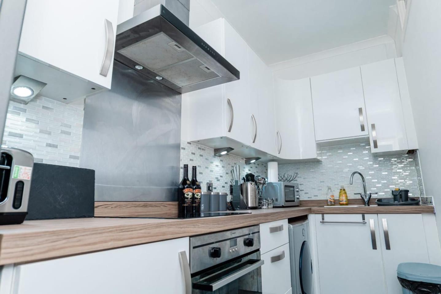 Entire Fabulous 2Bedroom First Floor Flat Located Within Close Proximity To City Centre & University Of Aberdeen With Private Parking Exterior photo